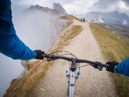Três pessoas Mountain Bike nas Dolomitas, Val Gardena, Tirol do Sul, Itália — Fotografia de Stock