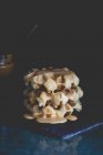Стек бельгійських вафлі з соусом з гарячого ірискового крему — стокове фото