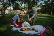 Famille avec un enfant pique-nique — Photo de stock