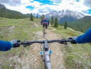 Dois homens de bicicleta de montanha em Dolomites, Brunico, Tirol do Sul, Itália — Fotografia de Stock