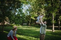Мама и папа веселятся со своим сыном в парке — стоковое фото
