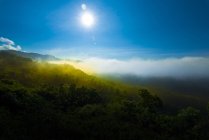 Vista panorámica del amanecer de la montaña, Gorontalo, Indonesia - foto de stock