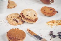 Chocolate chip cookies sandwich with toffee. - foto de stock