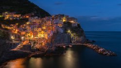 Vista panorámica de Townscape al atardecer, Manarola, Liguria, Italia - foto de stock