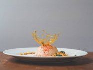 Десерт из яблок и имбиря с карамельным декором — стоковое фото