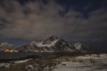 Vista panorámica de Mt Stornappstinden, Lofoten, Nordland, Noruega - foto de stock