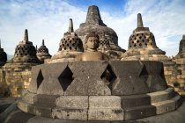 Statua di Buddha e stupa, Borobudur, Yogyakarta, Indonesia — Foto stock