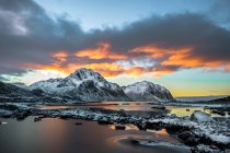 Vista panoramica sul paesaggio montano, Vestvagoy, Lofoten, Nordland, Norvegia — Foto stock