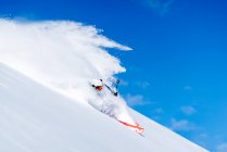 Человек катается на лыжах в свежем порошковом снегу, Заучензе, Зальцбург, Австрия — стоковое фото
