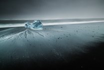Vista panoramica della formazione di ghiaccio sulla spiaggia di sabbia nera, Islanda — Foto stock