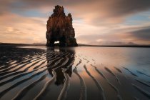 Vista panorámica de Drinking Dragon formación de rocas en la playa, Islandia - foto de stock