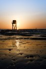 Fischerhütte am Strand bei Sonnenuntergang, plage-tharon, loire-atlantique, Frankreich — Stockfoto