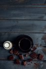 Tasse Kaffee, Milch und dunkle Schokolade — Stockfoto