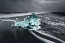Vista panorámica del hielo congelado en una playa de arena negra, Islandia - foto de stock