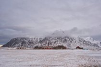 Un paysage magnifique des montagnes et de la neige couverte en hiver — Photo de stock