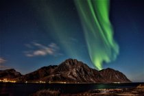 Vue panoramique sur les aurores boréales sur les montagnes, Napp, Flakstad, Nordland, Norvège — Photo de stock