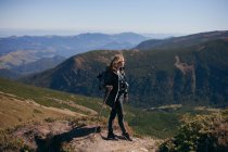 Женщина-туристка, стоящая в горах и смотрящая на вид, Украина — стоковое фото