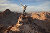 Mann steht mit ausgestreckten Armen auf Berggipfel, indische Pass-Wildnis, Kalifornien, Amerika, USA — Stockfoto