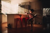 Хлопчик стоїть на кухні танцює — стокове фото