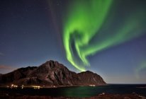 Vista panoramica delle aurore boreali sulle montagne, Napp, Flakstad, Nordland, Norvegia — Foto stock