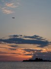 Мальовничий вид на літак, що літає в небі на заході сонця — стокове фото