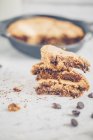 Biscotto gigante con gocce di cioccolato e una pila di biscotti con gocce di cioccolato — Foto stock