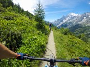 Two men mountain biking in Dolomites, Cormayeur, Italy — Stock Photo