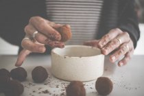 Frau macht hausgemachte Schokoladentrüffel, Nahaufnahme — Stockfoto