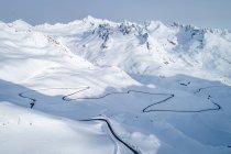 Vue aérienne de la route sinueuse à travers les montagnes, Kaunertal, Landeck, Tyrol, Autriche — Photo de stock