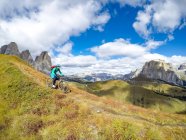 Woman Mountain Biking in the Dolomites, Val Gardena, South Tyrol, Italy — Stock Photo