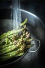 Primo piano vista di asparagi in un colabrodo essere lavato — Foto stock
