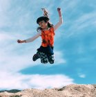 Mädchen springt in die Luft — Stockfoto