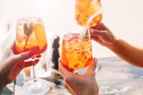 Trois femmes font un toast de fête avec des cocktails de spritz à l'aperol — Photo de stock
