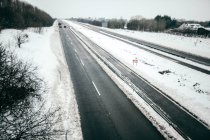 Autopista M7 en la nieve, Condado de Kildare, Leinster, Irlanda - foto de stock