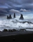 Vue panoramique sur les vagues qui s'écrasent le long du littoral rocheux, Islande — Photo de stock