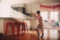 Garçon dansant dans la cuisine dans son pyjama — Photo de stock