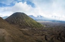 Vista panorámica del volcán Monte Bromo, Parque Nacional Tengger Semeru, Java Oriental, Indonesia - foto de stock