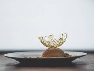 Apfel-Ingwer-Dessert mit Karamell-Dekoration — Stockfoto