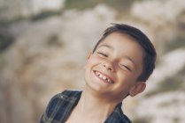 Retrato de un niño sonriente - foto de stock