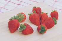Vue rapprochée des fraises sur une planche à découper — Photo de stock