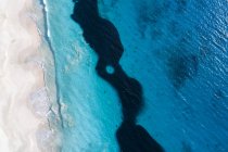 Вид с воздуха на акул, питающихся наживкой, Карнарвон, Западная Австралия, Австралия — стоковое фото