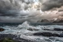Malerischer Blick auf stürmisches Meer und Strand, flakstad, lofoten, nordland, norwegen — Stockfoto