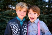 Portrait of two boys laughing — Stock Photo