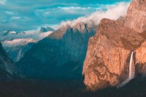 Vista panorámica de la cascada en el Parque Nacional Yosemite, California, Estados Unidos - foto de stock