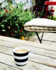 Copo de chá em uma mesa de jardim, Israel — Fotografia de Stock