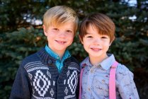 Портрет двух мальчиков, стоящих вместе — стоковое фото