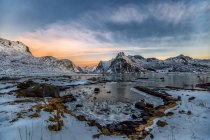 Puesta de sol sobre el paisaje de montaña, Lofoten, Nordland, Noruega - foto de stock