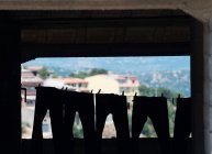 Silhueta de calças penduradas em uma linha de lavagem — Fotografia de Stock