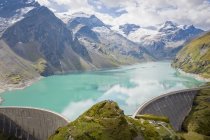Vista del lago de montaña en los Alpes austríacos, Suiza - foto de stock