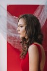 Ritratto di donna accanto a un muro rosso — Foto stock